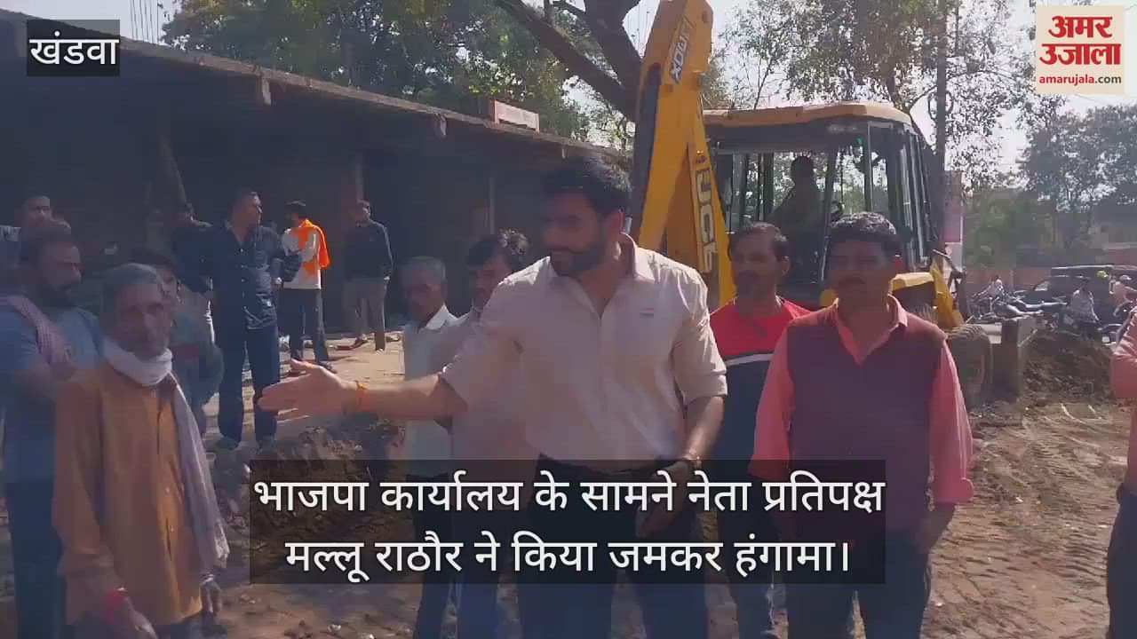 Khandwa: Congress leader Mallu Rathore opposed the bulldozer action on illegal shops