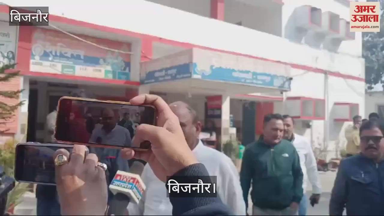 VIDEO : Supporters of the former district president of Moradabad district accused of firing outside St. Mary's School