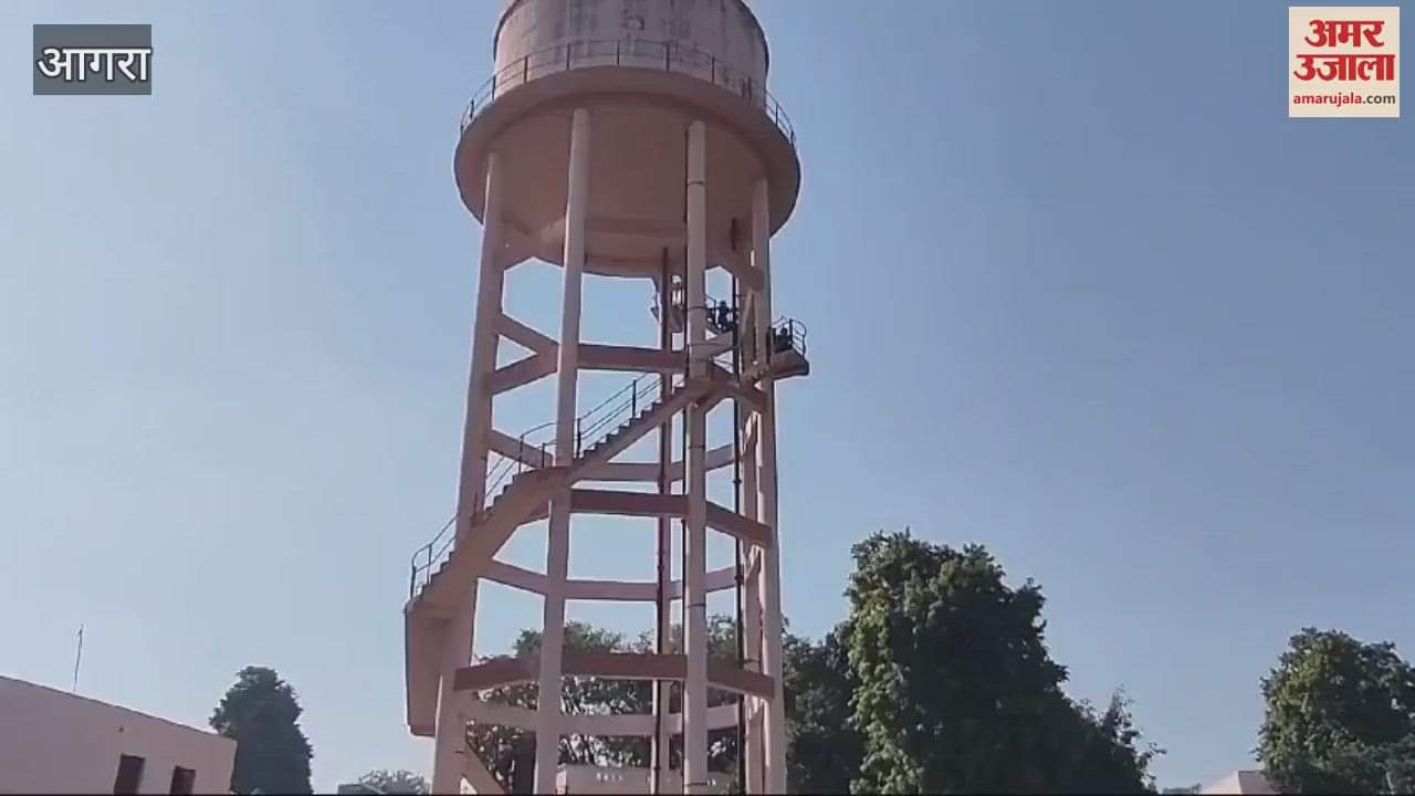 VIDEO : Demonstration of B.Sc Nursing students in Agra University students climbed on water tank