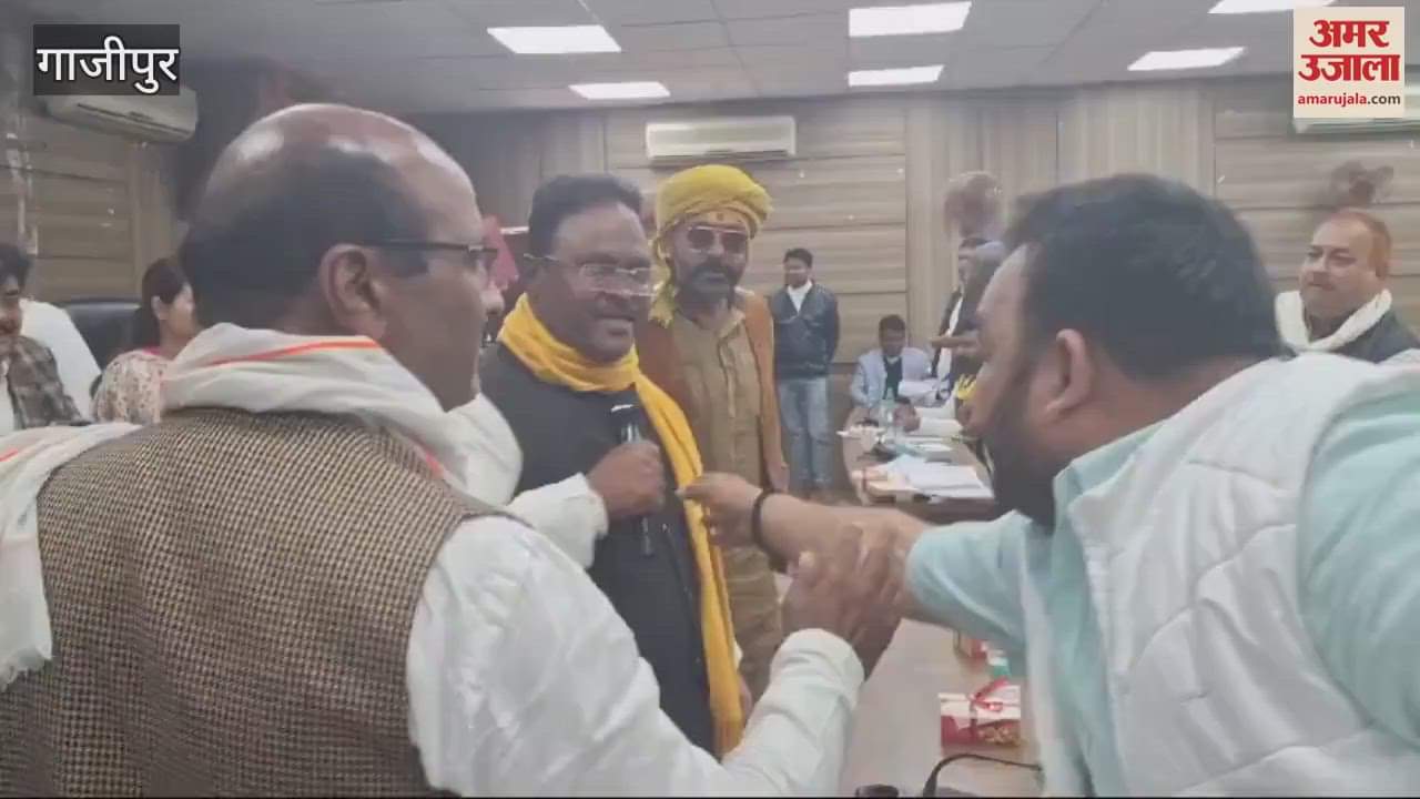 VIDEO : huge uproar meeting of District Panchayat Board in Ghazipur political parties came face to face
