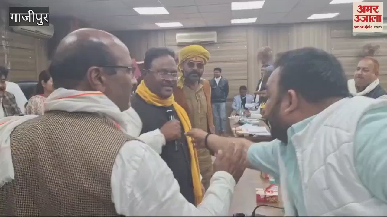 VIDEO : huge uproar meeting of District Panchayat Board in Ghazipur political parties came face to face