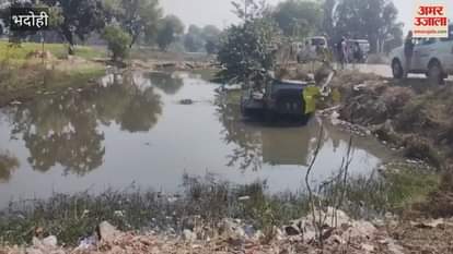 VIDEO : Accident in Bhadohi uncontrolled car overturned ditch eight visitors injured