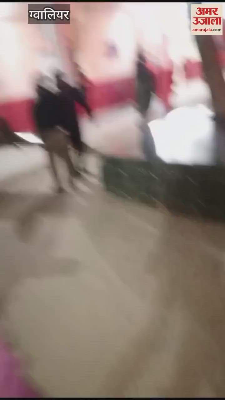 The bus went out of control and overturned on the highway More than a dozen passengers injured