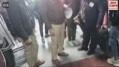 VIDEO : Police kept controlling the crowd at Mau station