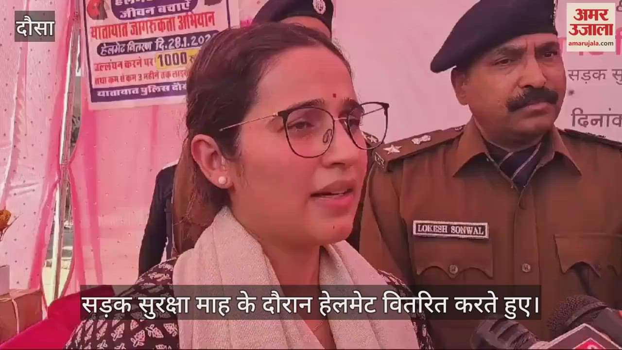 Traffic police gave instructions by giving roses and helmet