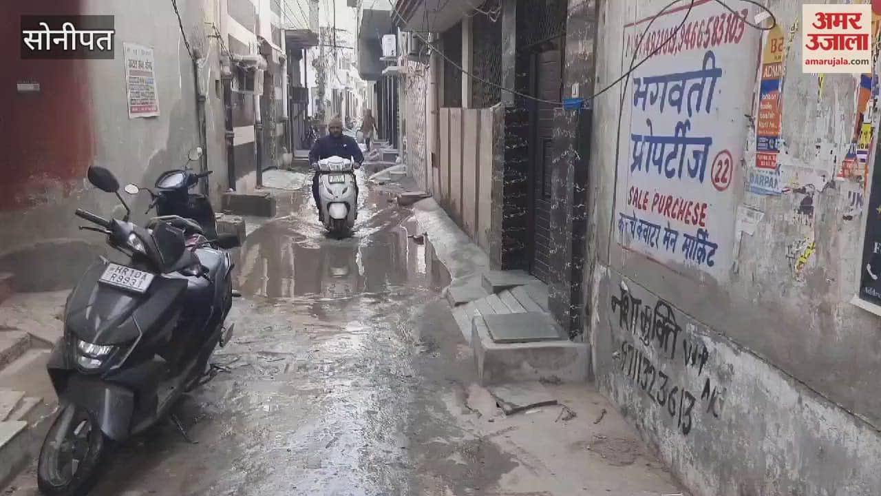 VIDEO : People angry at problem of sewer blockage in Sonipat blocked road
