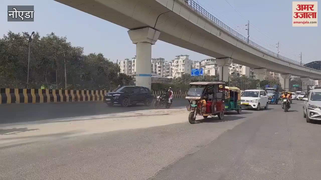 VIDEO : Sand fell on the road due to overloaded vehicles in Noida
