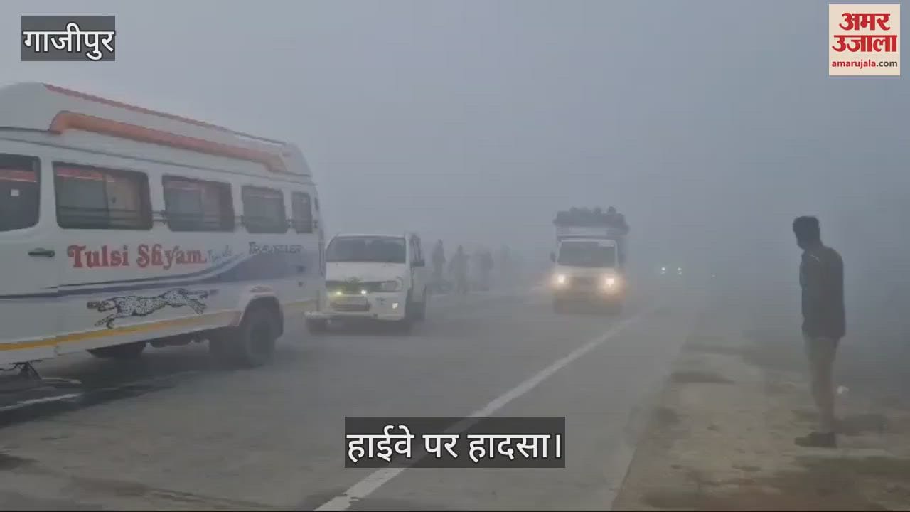 VIDEO : road accident on Varanasi Gorakhpur Highway 17 passengers injured returning