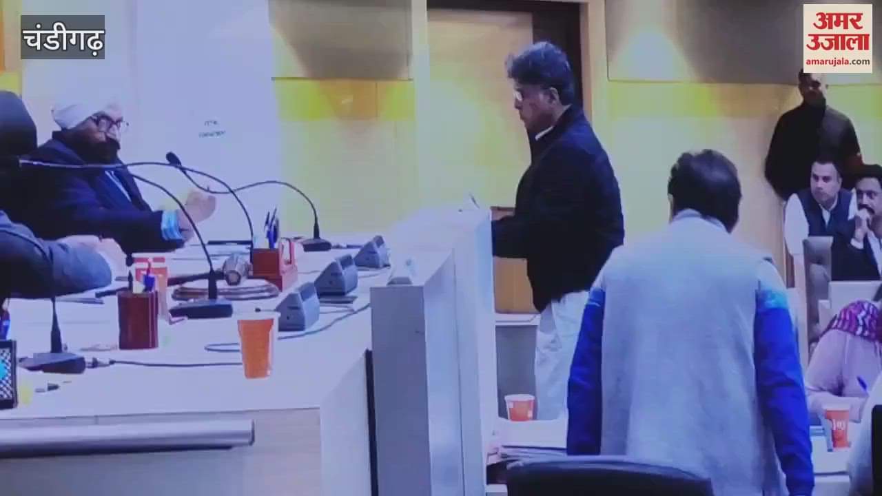 VIDEO : Voting begins for Chandigarh Mayor election, MP Manish Tiwari casts first vote