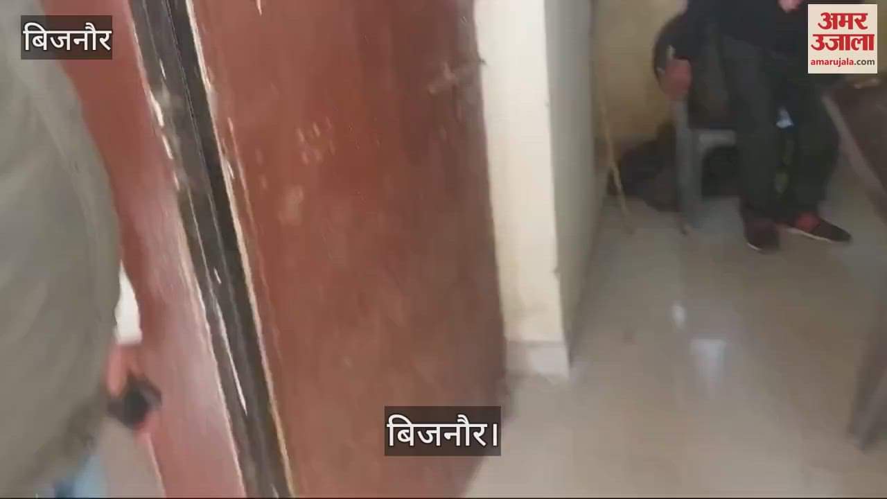 VIDEO : Babu arrested while taking bribe of 10 thousand in Bijnor, Anti Corruption Team took him to police station