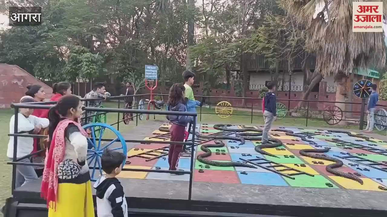 VIDEO : Snakes and ladders made from junk became the center of attraction for children
