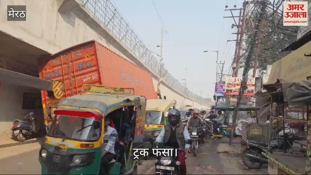 VIDEO : Truck got stuck after hitting the wall of Namo Bharat Track in Meerut, massive traffic jam on Delhi Road
