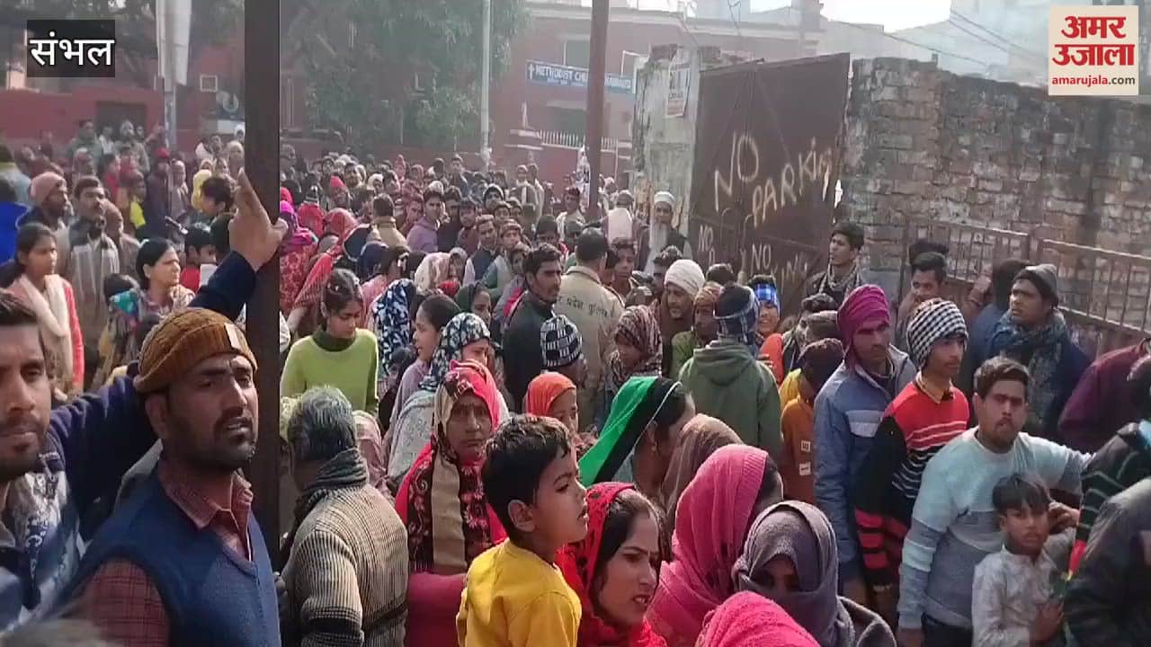 VIDEO : There are queues for Aadhaar tokens in Chandausi, police have to manage the situation