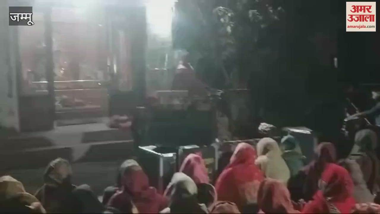 VIDEO : A grand satsang took place in Shama Chak village of Madh Assembly on Sunday night, Suresh Shastri Maharaj guided the congregation.