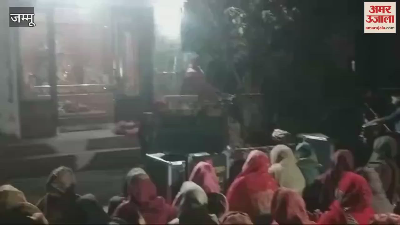 VIDEO : A grand satsang took place in Shama Chak village of Madh Assembly on Sunday night, Suresh Shastri Maharaj guided the congregation.