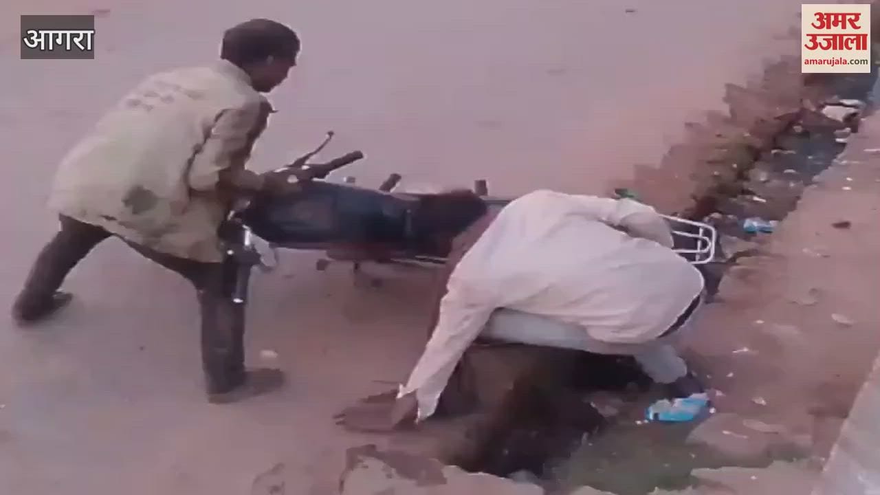 VIDEO : drunkards fell into drain 32 second viral video you will burst into laughter