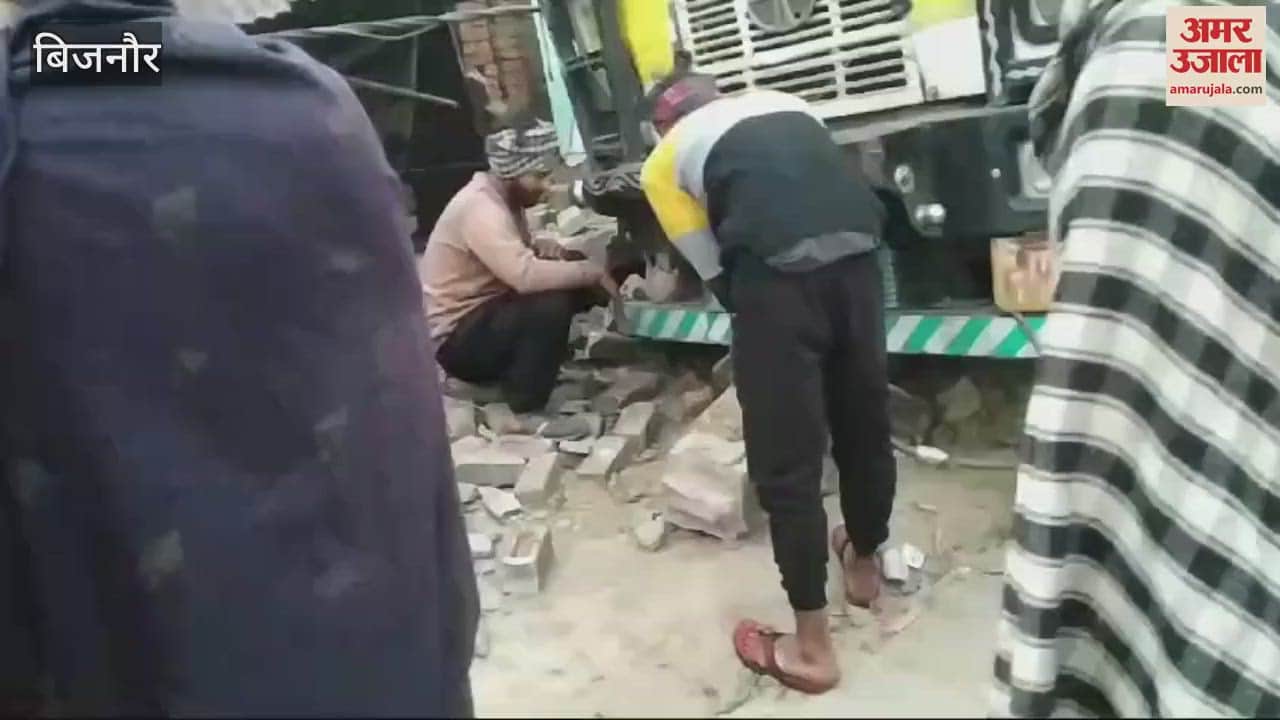 VIDEO : Bijnor: Truck rammed into a house when driver dozed off... Villager sleeping in living room dies