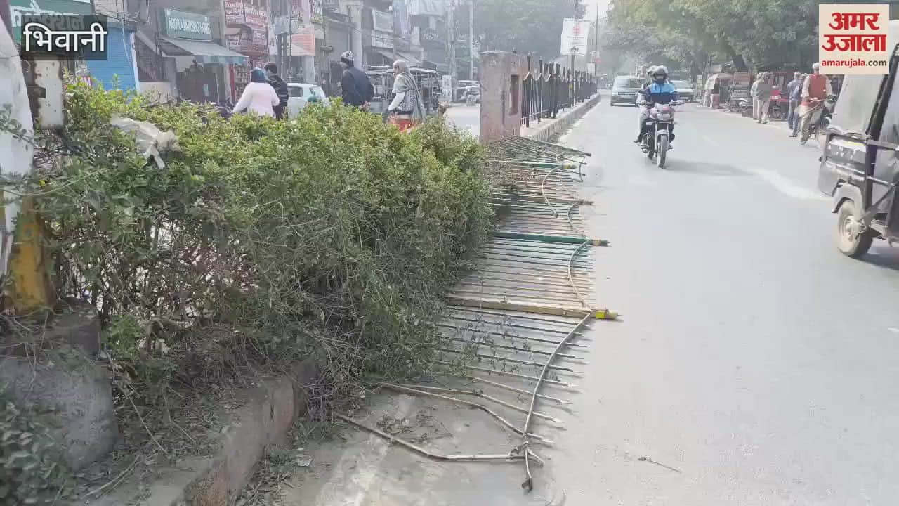 VIDEO : Divider railing broken again near Hansi Gate Chowk in Bhiwani, fear of accidents