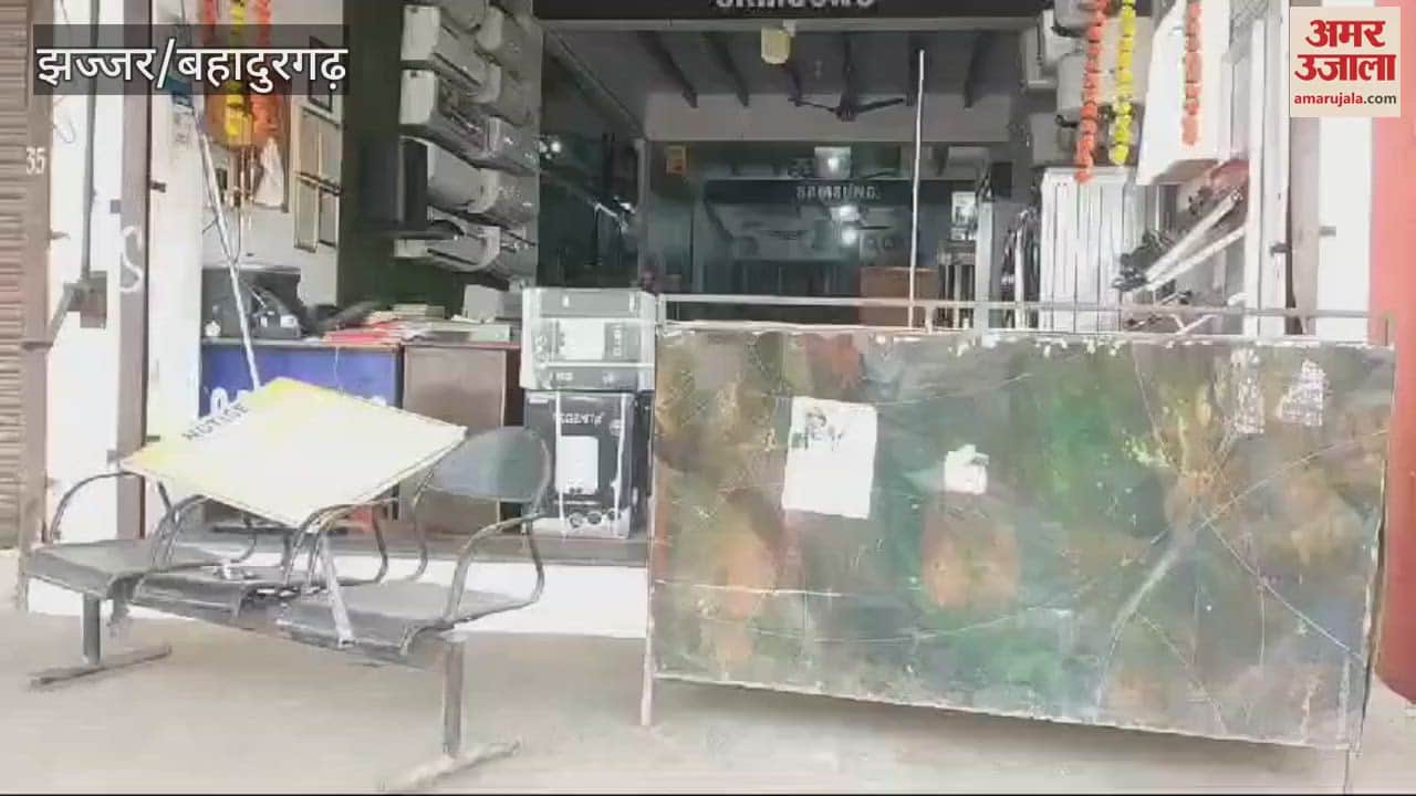 VIDEO : Goods worth lakhs stolen by breaking the shutter of an electronics shop in Jhajjar