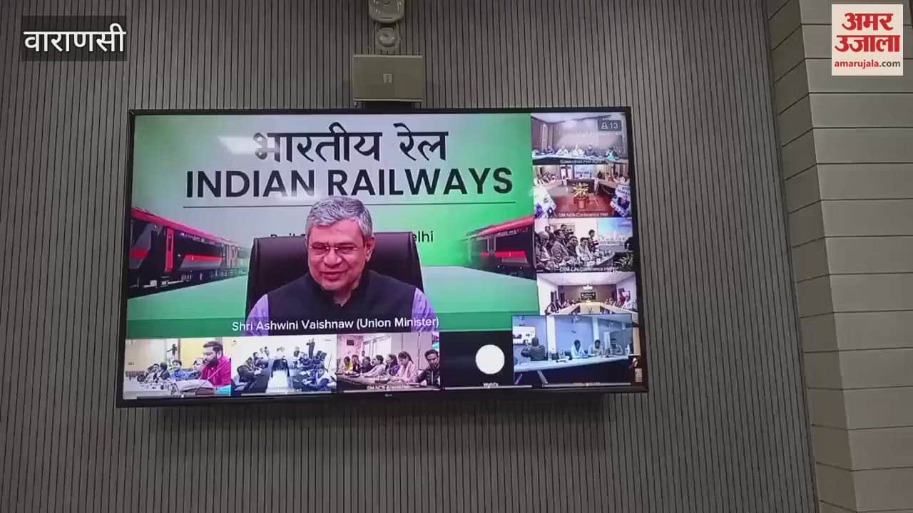 VIDEO : Railway Minister monitored train operations from war room