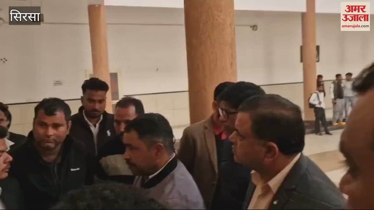 VIDEO : Demonstration by students of law department in Sirsa CDLU, registrar gave assurance