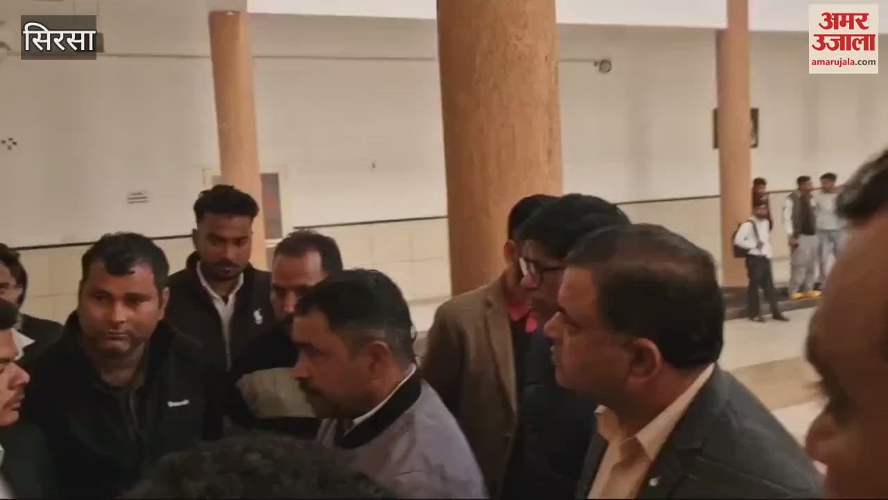VIDEO : Demonstration by students of law department in Sirsa CDLU, registrar gave assurance