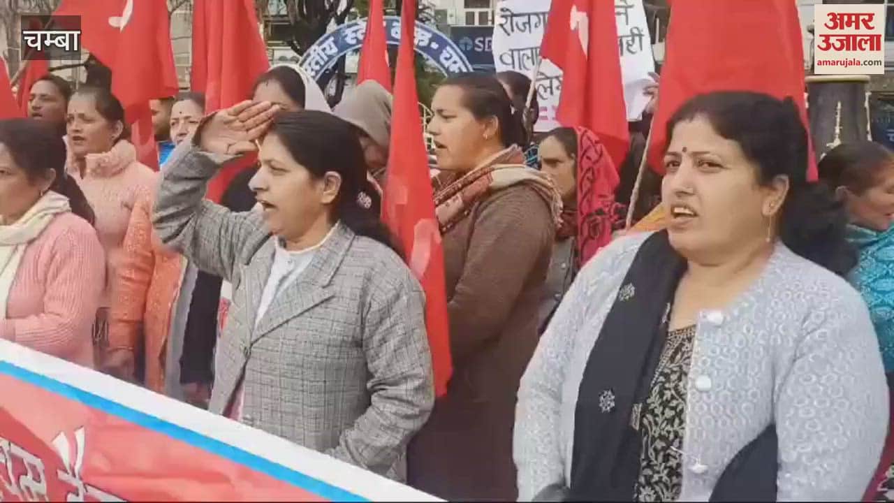 VIDEO : Anganwadi Workers Union protested outside the Deputy Commissioner office against the Union Budget