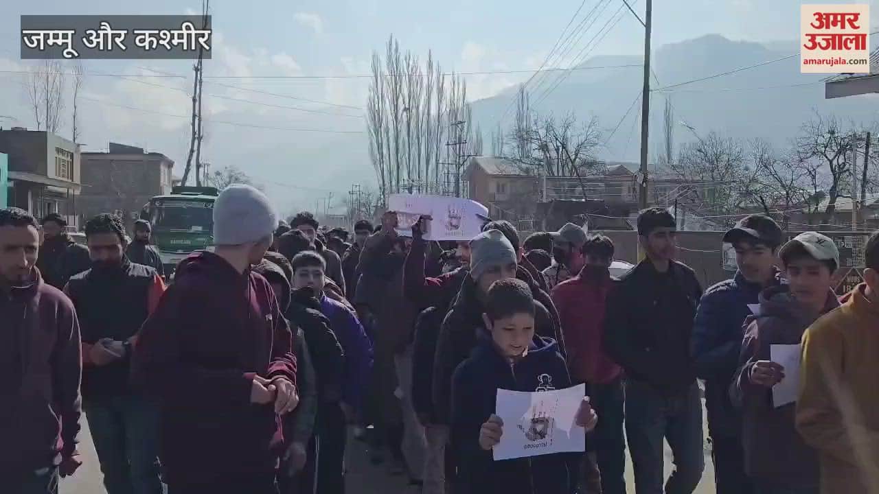 VIDEO : Students from various institutions march in Kangan, protesting against the killing of ex-serviceman in Kulgam