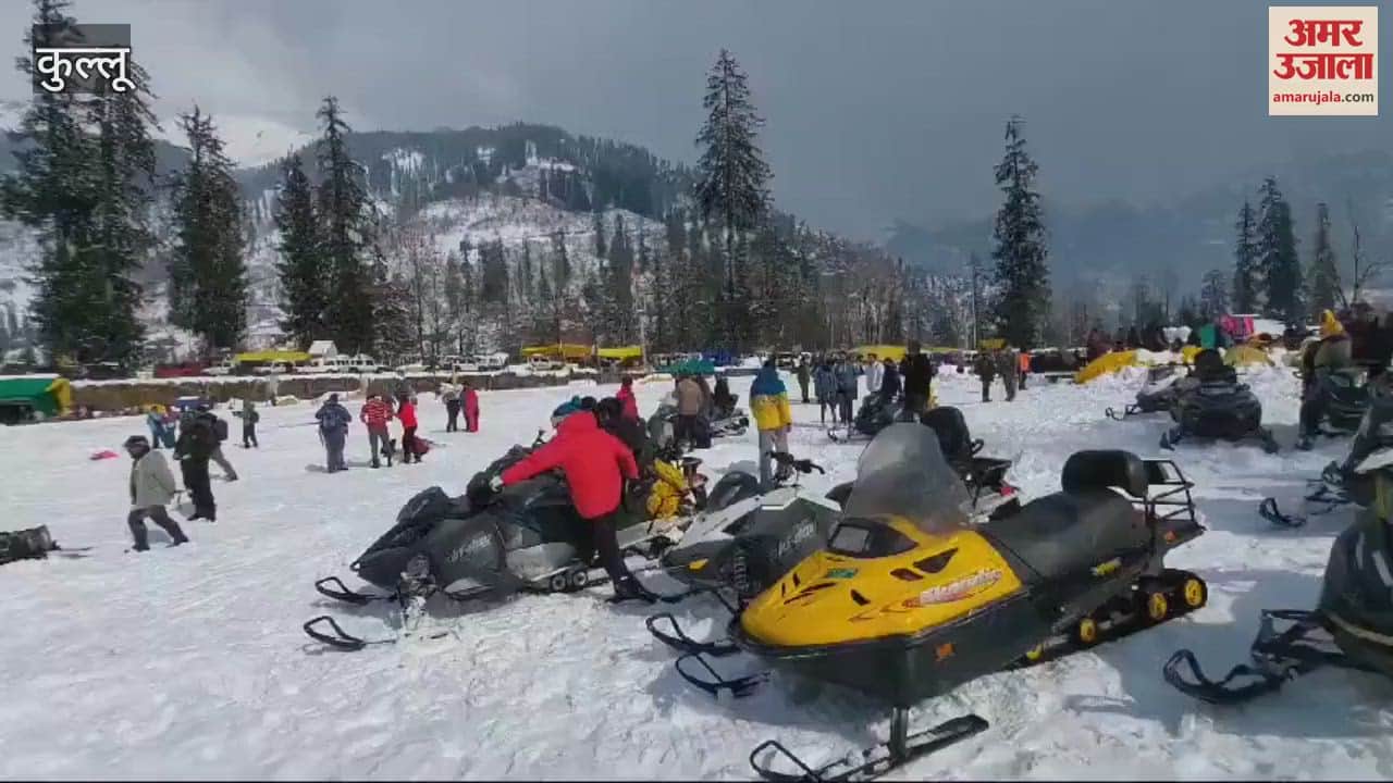 VIDEO : Tourists having fun amidst the snow in Solanganala