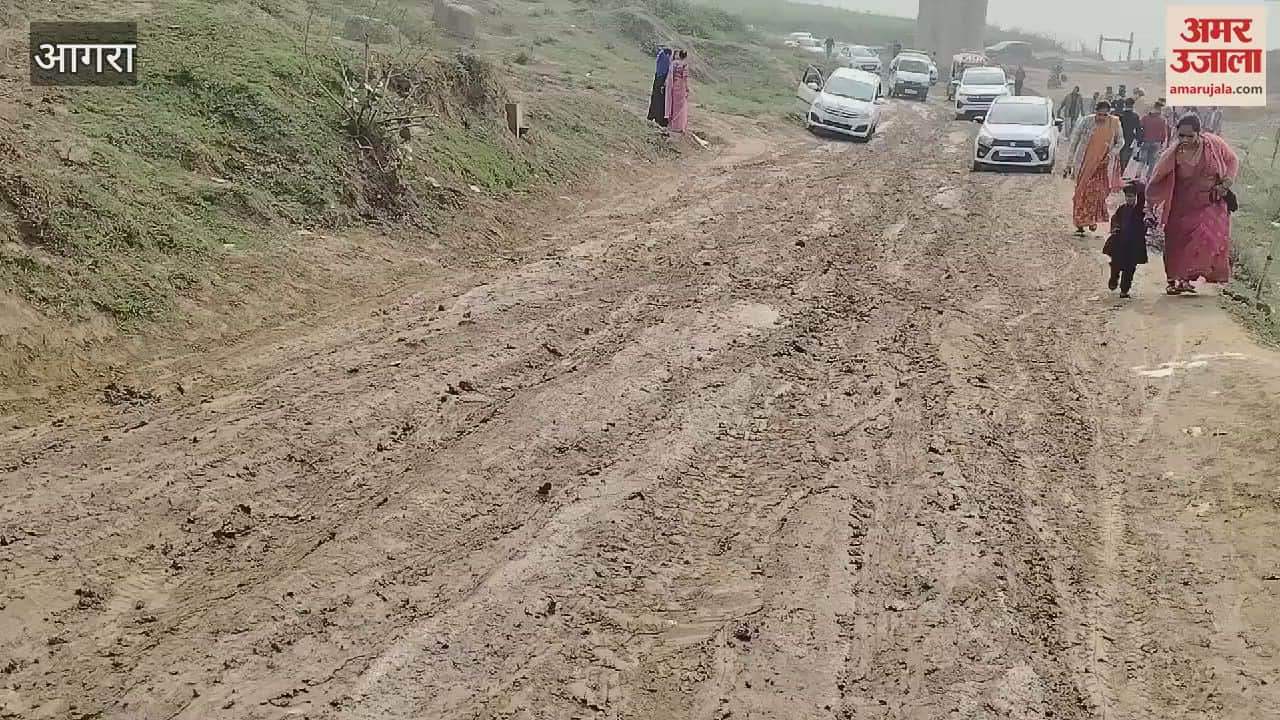 VIDEO : condition of Chambal Ghat-Pinahat road vehicles getting stuck in swamp difficult to even move out on foot