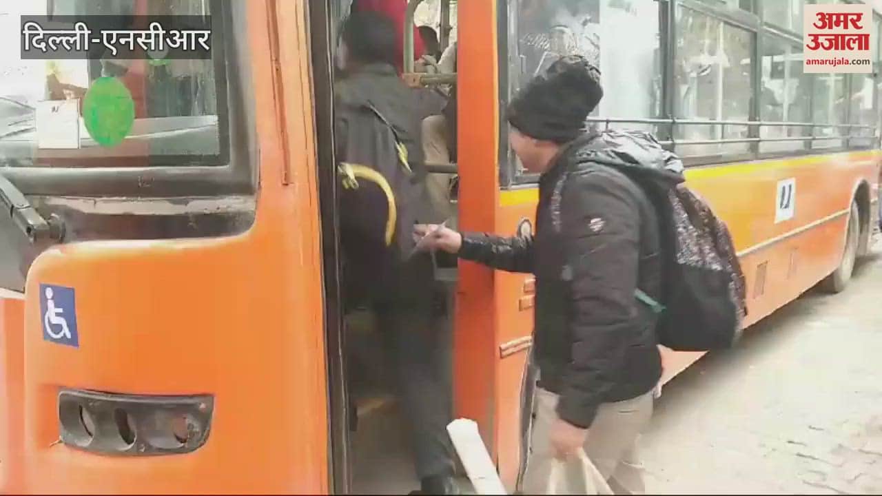 VIDEO : Staff carrying EVM from strong room at Gol Market to polling station