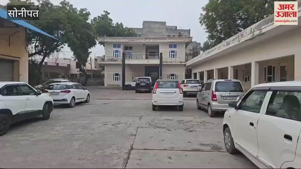 VIDEO : girl entered the office of the District Food and Supply Controller and vandalised and assaulted him In Sonipat