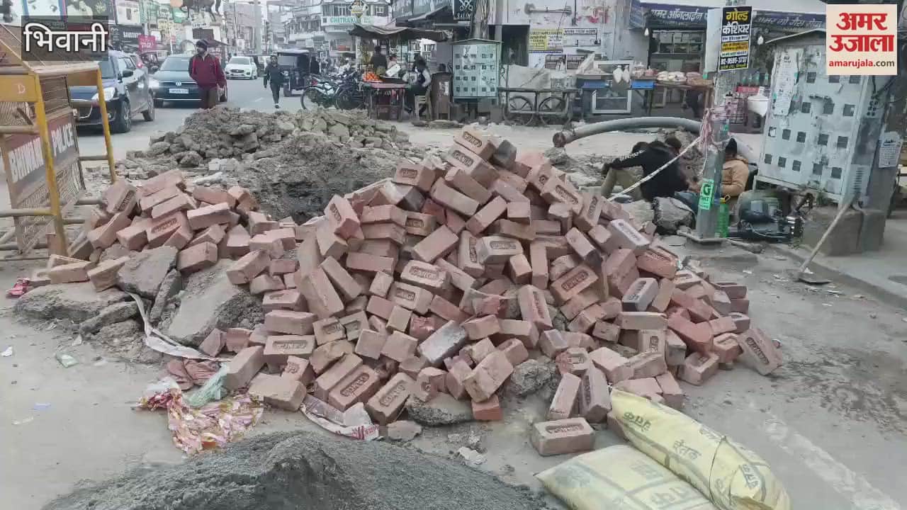 VIDEO : people alleged that low quality material was used in repair work of sewer manholes In Bhiwani