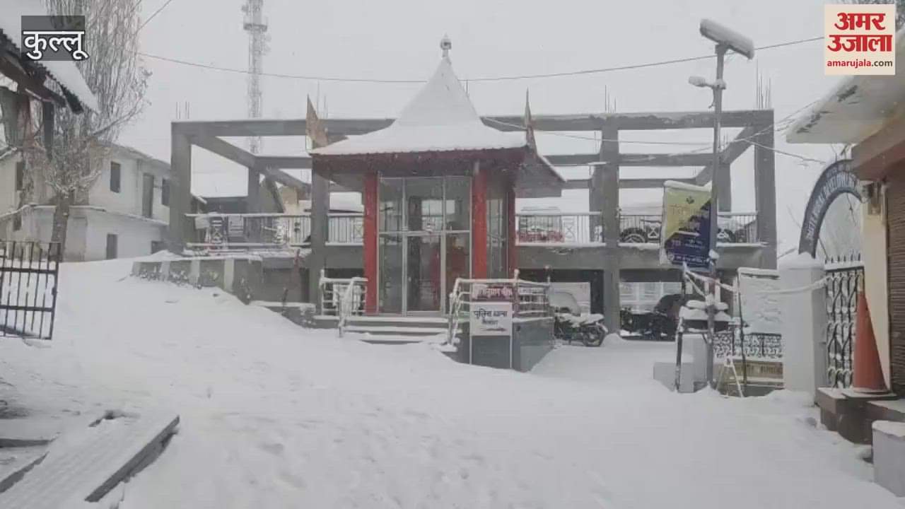 VIDEO : Snowfall in Kullu Highway 305 blocked for traffic