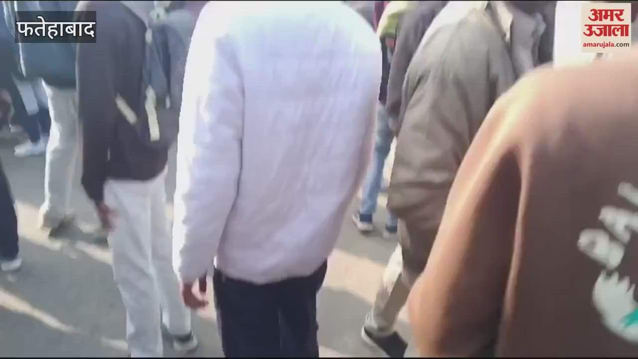 VIDEO : Students upset with bus problem blocked Fatehabad-Bhattu road