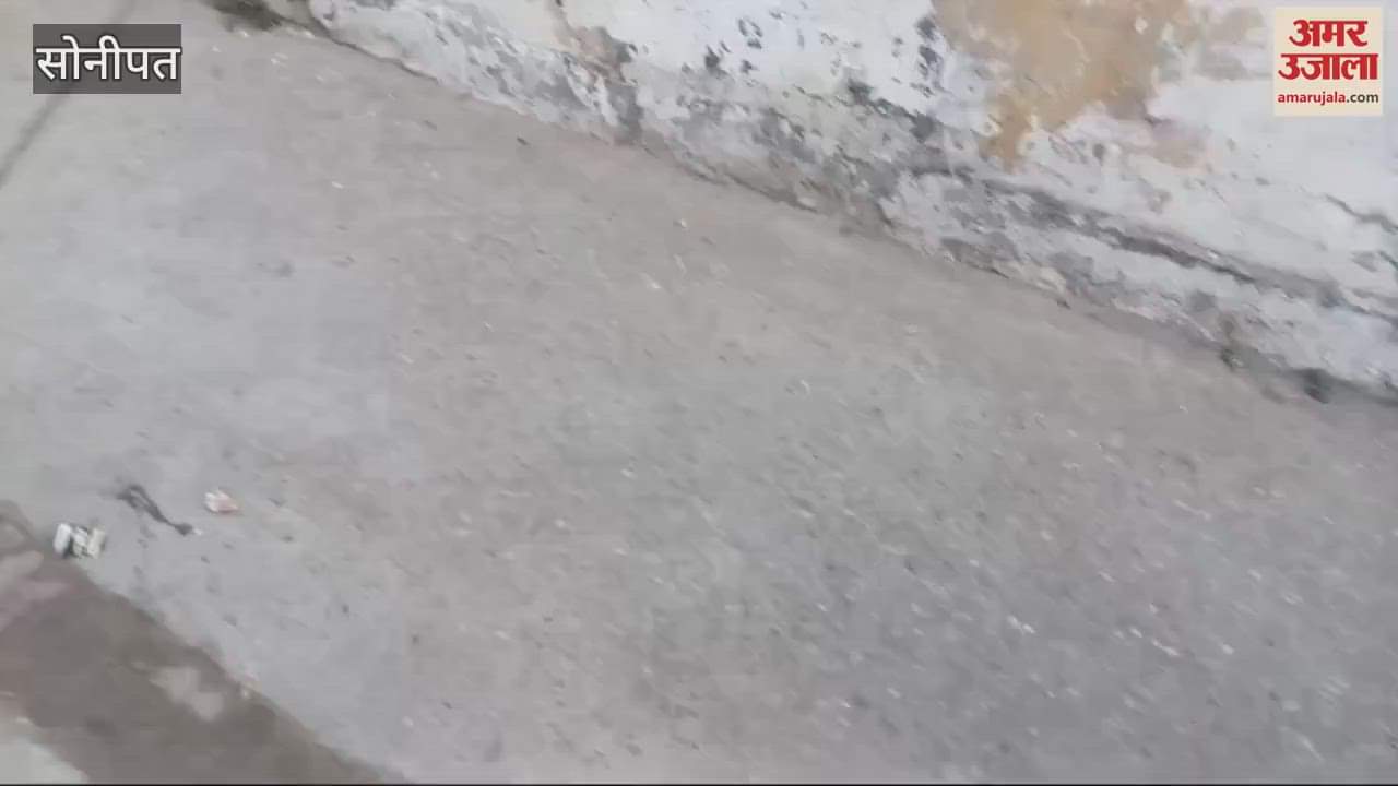 VIDEO : sanitation workers locked corporation office and did not allow officials to enter In Sonipat