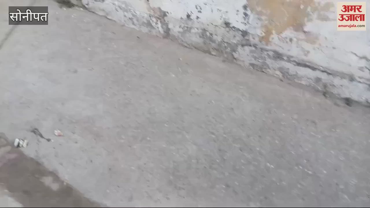 VIDEO : sanitation workers locked corporation office and did not allow officials to enter In Sonipat