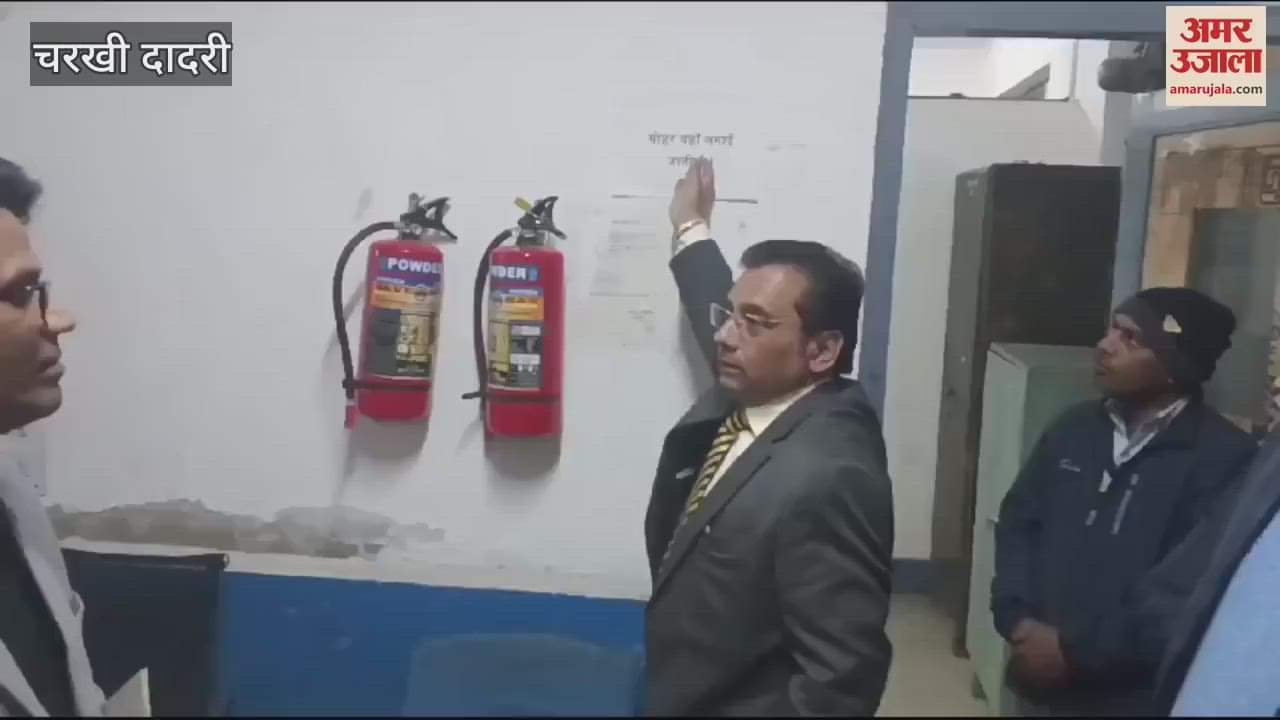 VIDEO : निदेशक के सवालों की फिरकी में उलझा अस्पताल स्टाफ, कक्षों में मिलीं खामियों पर लगाई लताड़