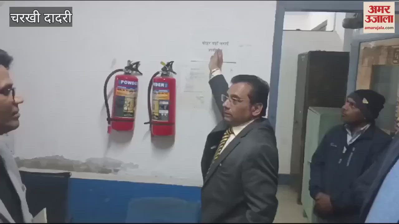 VIDEO : निदेशक के सवालों की फिरकी में उलझा अस्पताल स्टाफ, कक्षों में मिलीं खामियों पर लगाई लताड़