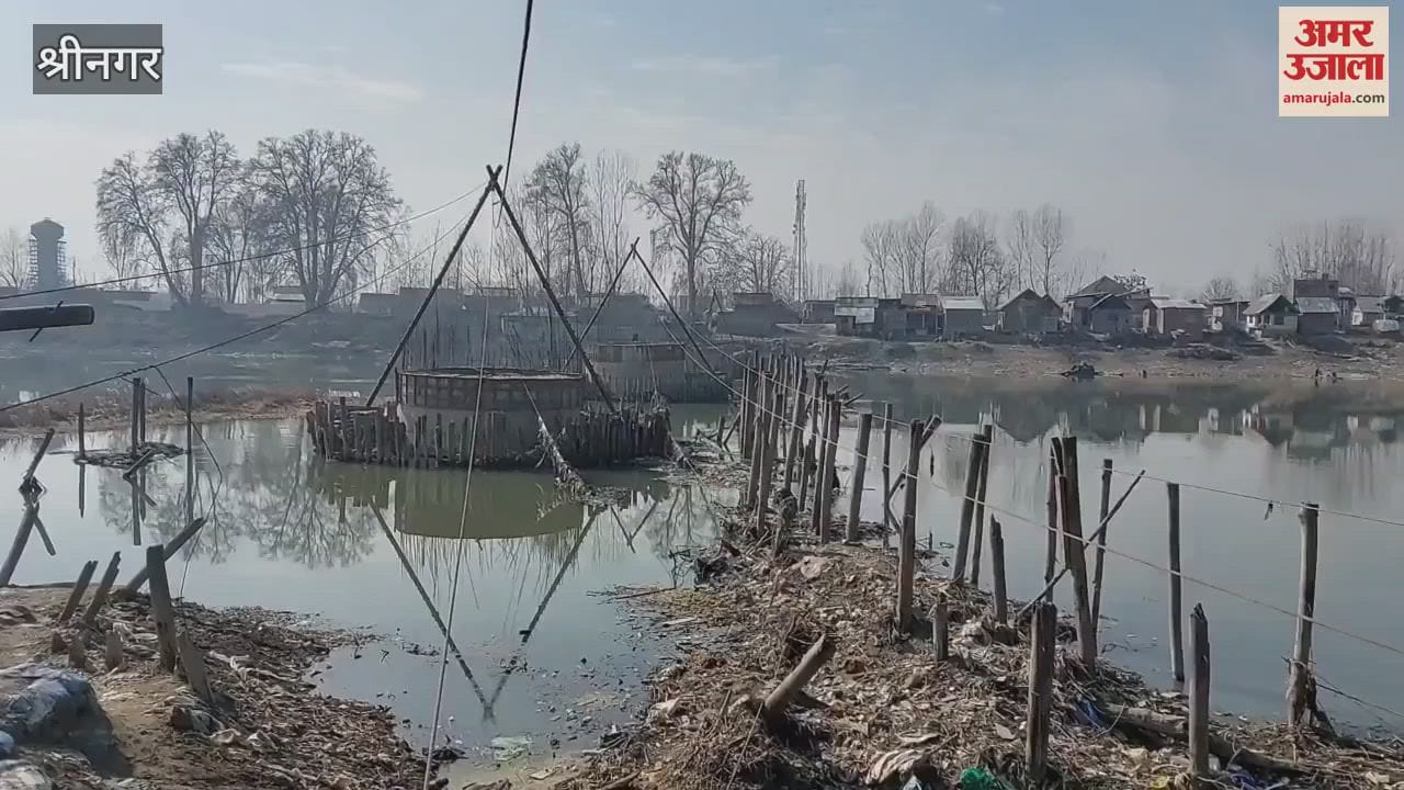VIDEO : Ganderbal-Bandipora bridge remained incomplete for 15 years, people depend on boats to cross the river