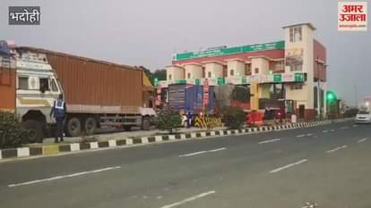 VIDEO : vehicles queue up one kilometer on lane going to Banaras in bhadohi