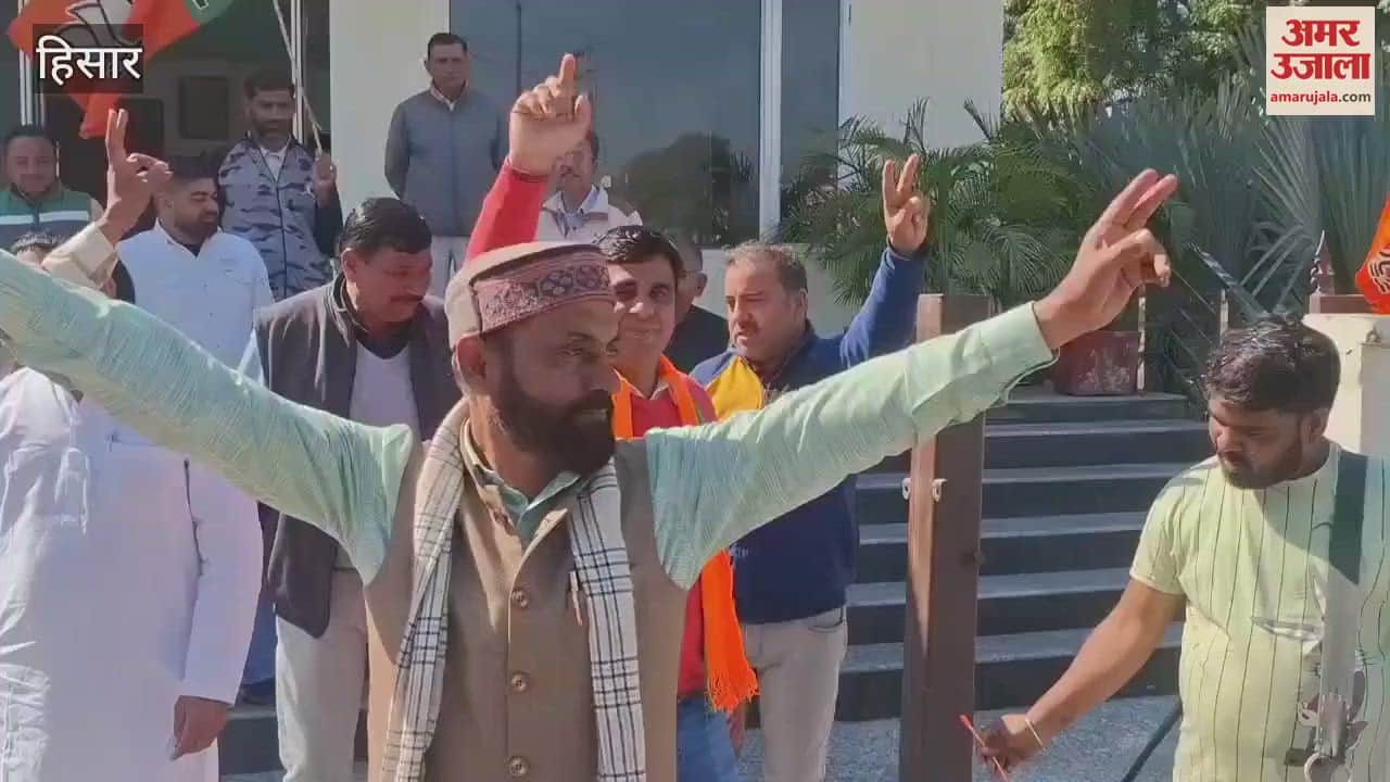 VIDEO : On Delhi's victory, BJP workers played drums and distributed laddus in Hisar