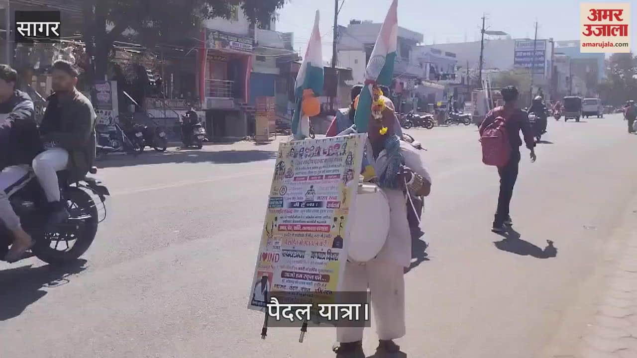 person is going to Kumbh on foot while playing drums At the age of 70