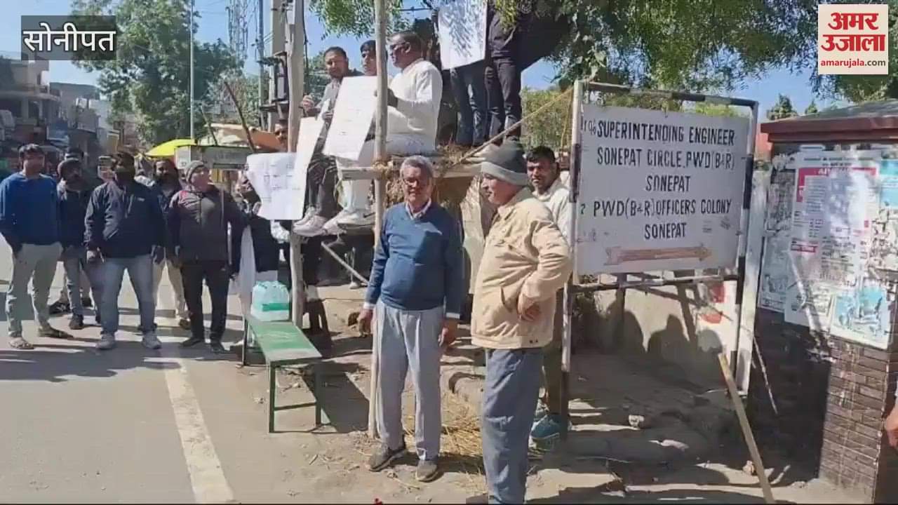 VIDEO : district councillor demonstrated in a unique way to demand the construction of dilapidated roads in Sonipat