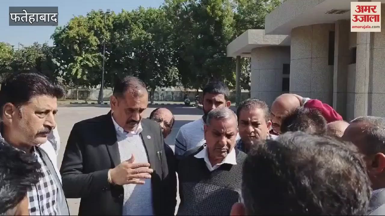 VIDEO : Encroachment in front of bungalows in Sector 3, Fatehabad; RWA officials run around for hour and pointed out deficiencies