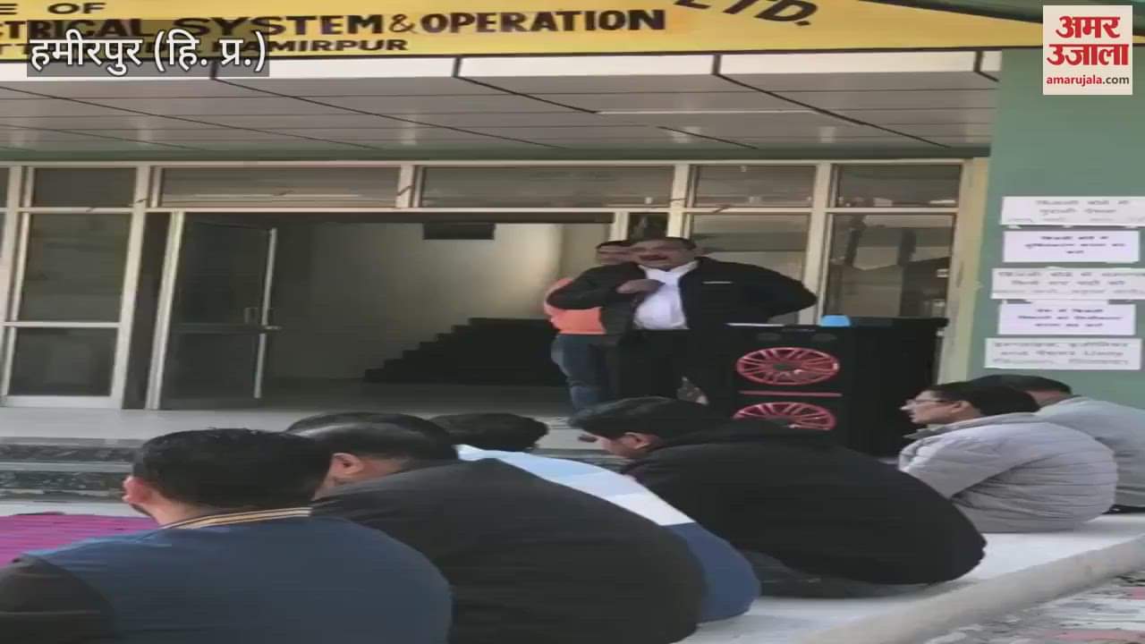 VIDEO : Electricity board employees boycotted work for two hours and protested against the government policies