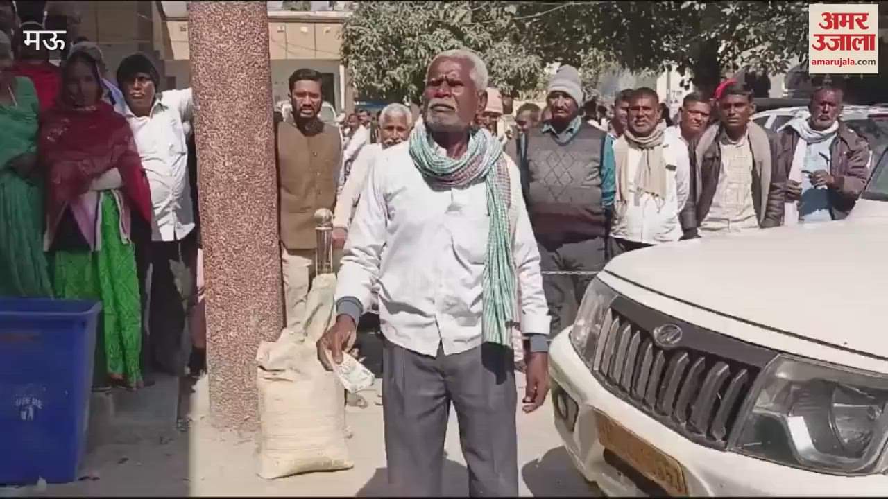 VIDEO : old man sitting in front of SDM car in mau said Give me my money whole case shock you