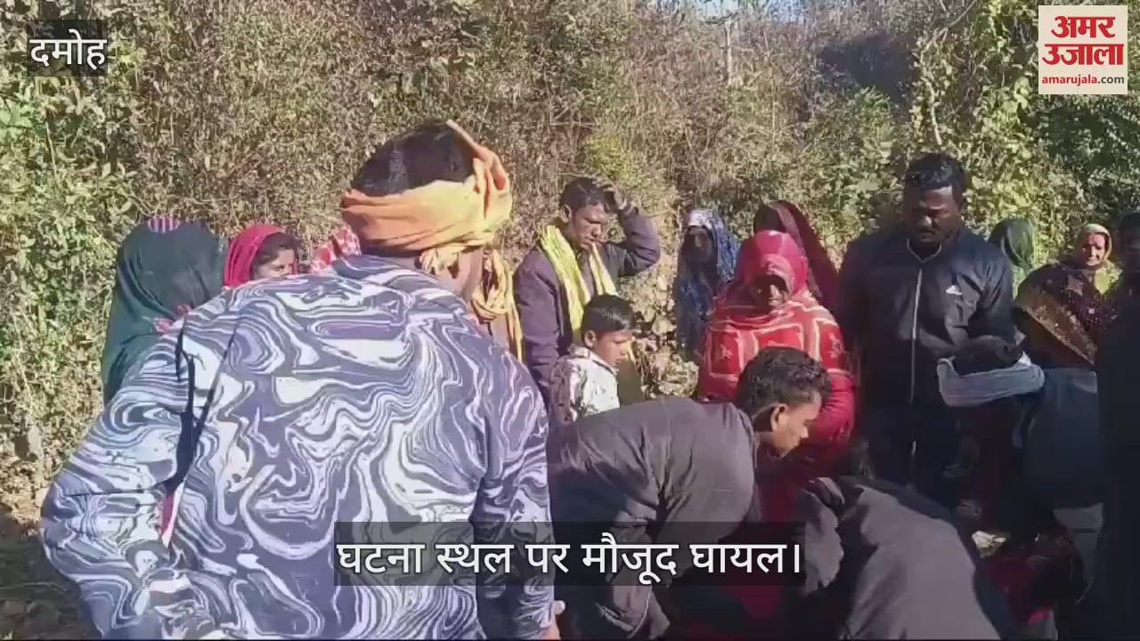 Damoh While returning from the Chowk program, the pickup vehicle of a tribal family overturned
