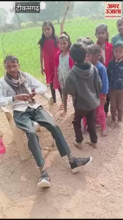 Tikamgarh News Drunk teacher reaches school, video goes viral