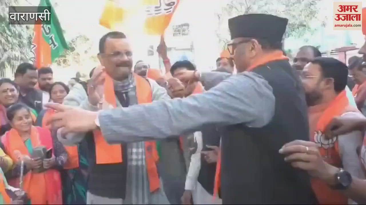 VIDEO : Delhi Election Result Congratulations to pm Modi varanasi Mayor MLA danced to drum